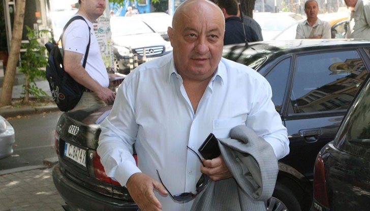 Тя сама се сваля. Имаше големи шансове