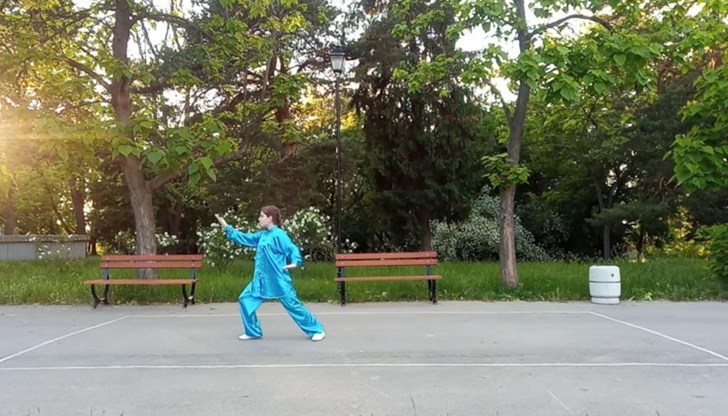 Лучиня е член на Клуба по ушу и тайчи към Общински младежки дом - Русе и СК "Калагия"