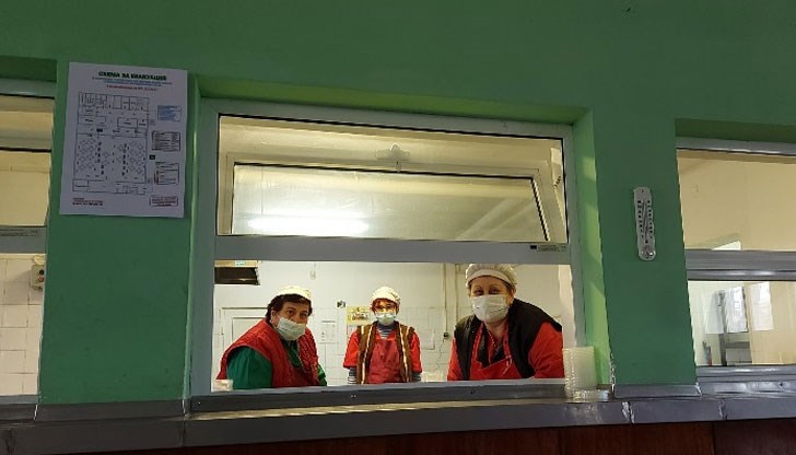 250 русенци в нужда получават топла храна
