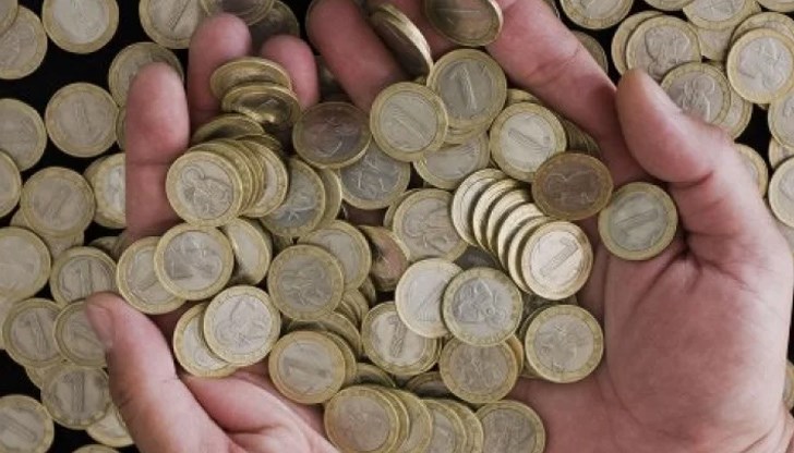 Крадците са прерязали кабелите на монетника и взели касата с монетите в нея