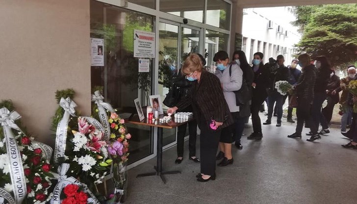 Пред МБАЛ "Д-р Иван Селимински" се състоя поклонение в памет на починалата лекарка