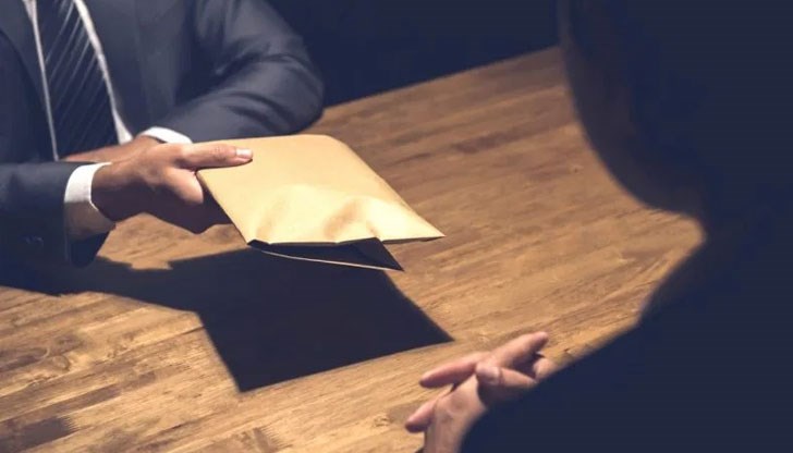 Подкупът е взет по време на проверка в склад за съхранение и продажба на дървесина