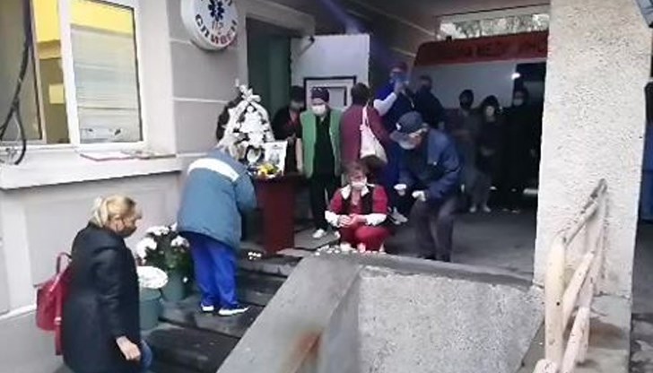 Колеги и приятели на д-р Иванова поставиха цветя в нейна памет пред входа на болницата