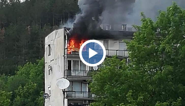 Огънят е бил много силен, паднала е мазилката от тавана на апартамента