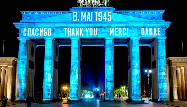 Текстът бе на немски, френски, английски, руски, полски, чешки език