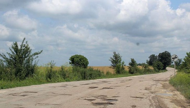 Претоварени камиони рушат асфалта в Русенско Претоварени камиони рушат асфалта в Русенско