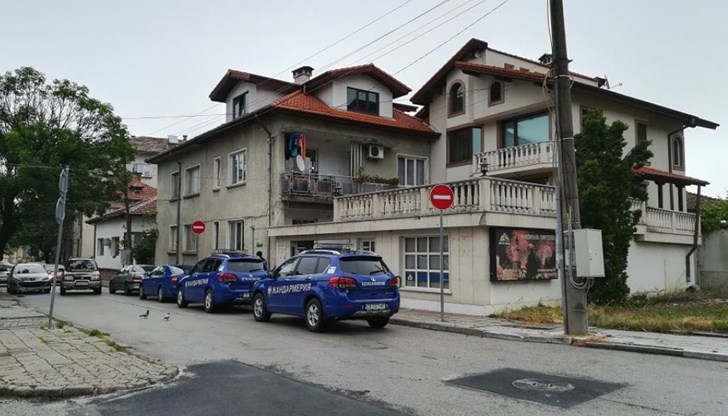 Пред дома на зам.-министъра на околната среда Красимир Живков има струпване на полиция и служители на ДАНС