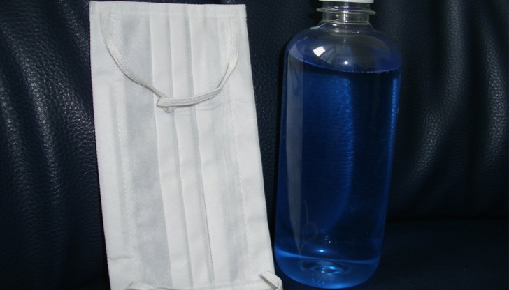 С евтина маска и незнайна фалшива течност - така мафията защитава лекарите у нас С евтина маска и незнайна фалшива течност - така мафията защитава лекарите у нас