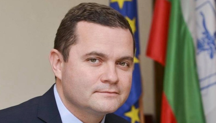 Кметът на Русе пожела на всички празнуващи щастие и любов Кметът на Русе пожела на всички празнуващи щастие и любов