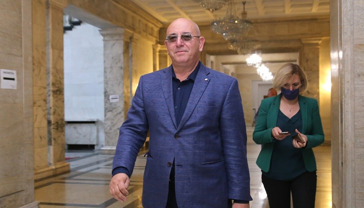 Няма да искам оставката на заместника си, отведен за разпит,заяви екоминистърът Няма да искам оставката на заместника си, отведен за разпит,заяви екоминистърът