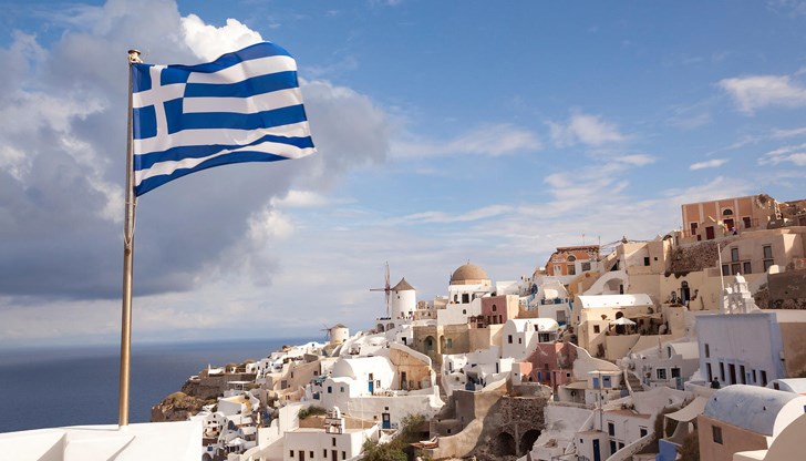 От понеделник ще се възобновят междуградските автобуси и влаковите услуги