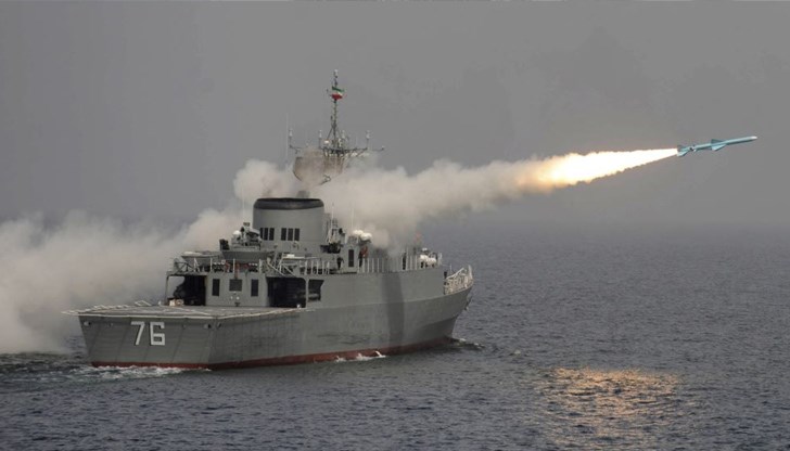 Иранската фрегата "Джамаран" потопи големия ракетен катер "Конарек" от собствения си флот по време на учения