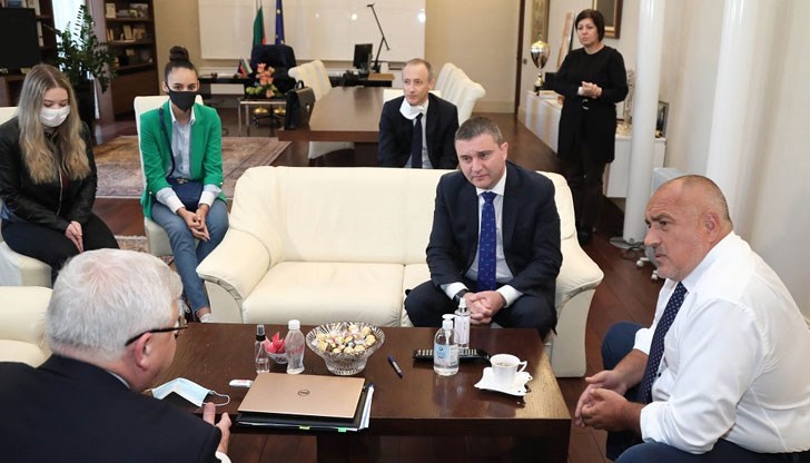 Дванадесетокласниците са се примирили, че няма да имат бал, но поне искат да се съберат в училищния двор Дванадесетокласниците са се примирили, че няма да имат бал, но поне искат да се съберат в училищния двор