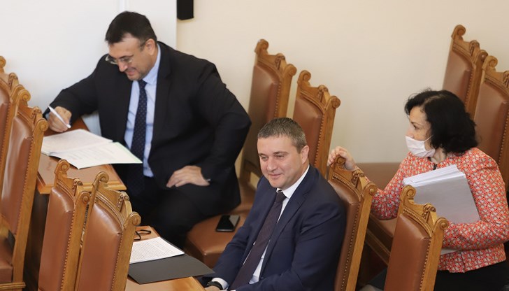Депутатът от БСП Румен Гечев коментира, че шефът на Комисията няма нито една проверка
