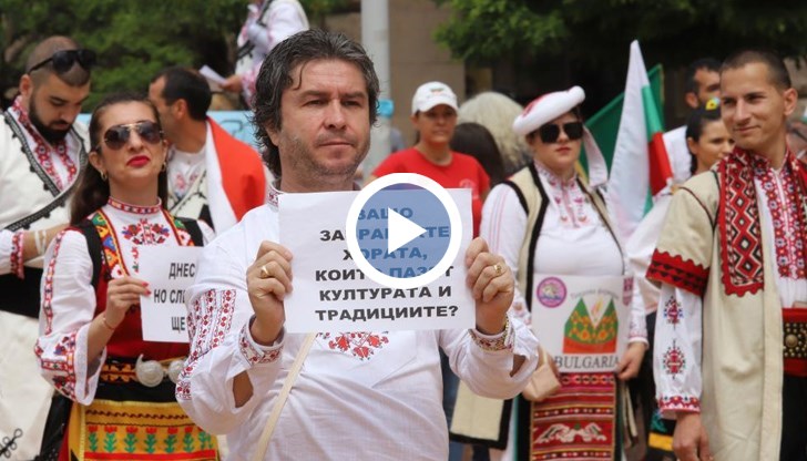 Учители по танци се събраха на протест пред МС