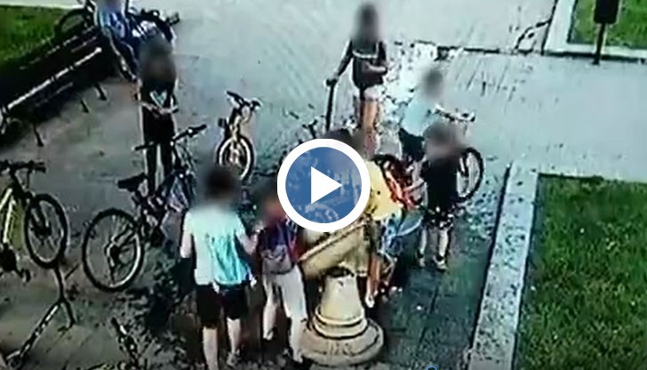 Група хлапета строшиха чешмата в градската градина пред хотел Дунав