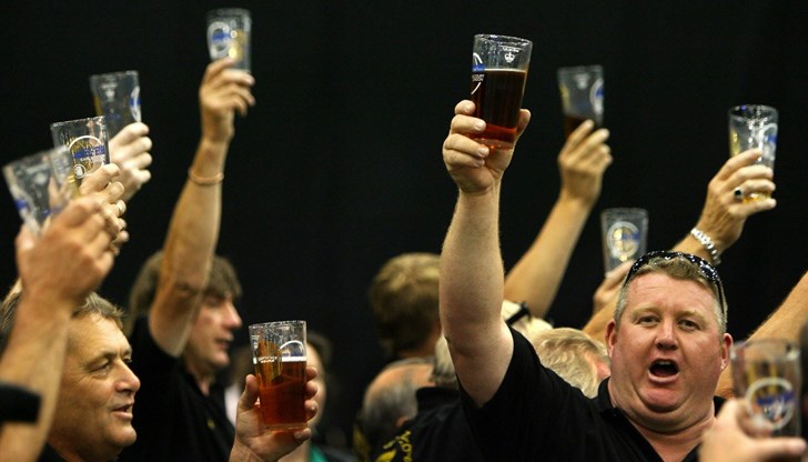 Пивоварна започна да раздава безплатно напитката си на местните жители Пивоварна започна да раздава безплатно напитката си на местните жители