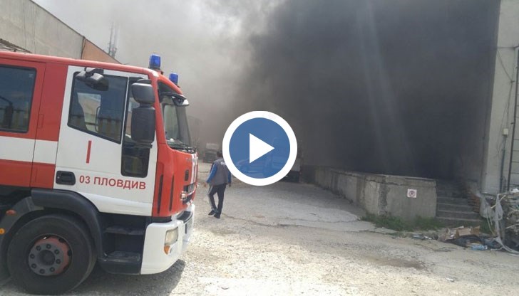В четвъртък пламнаха складове с токсични материали