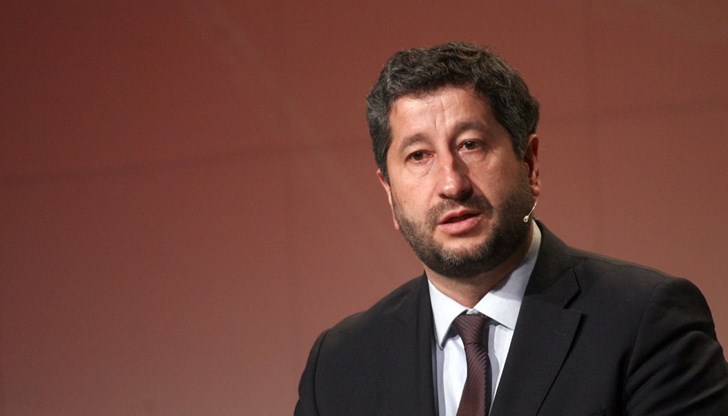 И, разбира се, винаги ще се намери роличка за някой твърде шумен “патриот” да обслужи цялата театрална постановка... И, разбира се, винаги ще се намери роличка за някой твърде шумен “патриот” да обслужи цялата театрална постановка...