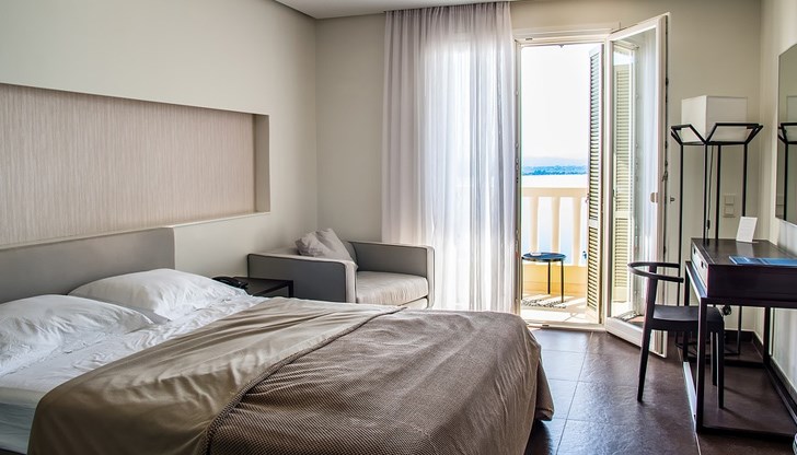 Броят на пренощувалите в местата за настаняване през март намалява с 62% Броят на пренощувалите в местата за настаняване през март намалява с 62%