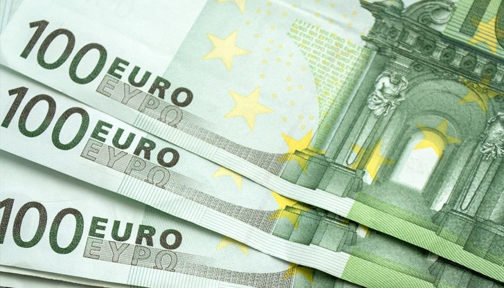 При извършен обиск у двама от тях са били открити подправени 99 банкноти с номинал от 100 евро