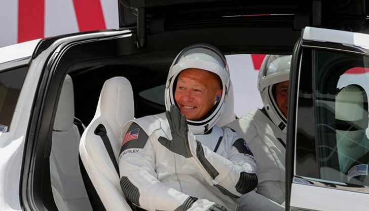 Двамата астронавти на НАСА се отправиха към стартовата площадка за следващ опит за историческо извеждане в орбита на пилотирания кораб на компанията на Илон Мъск Спейс Екс