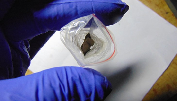 Полицаите са се натъкнали и на въздушно оръжие и пособия за разтегляне на дрогата