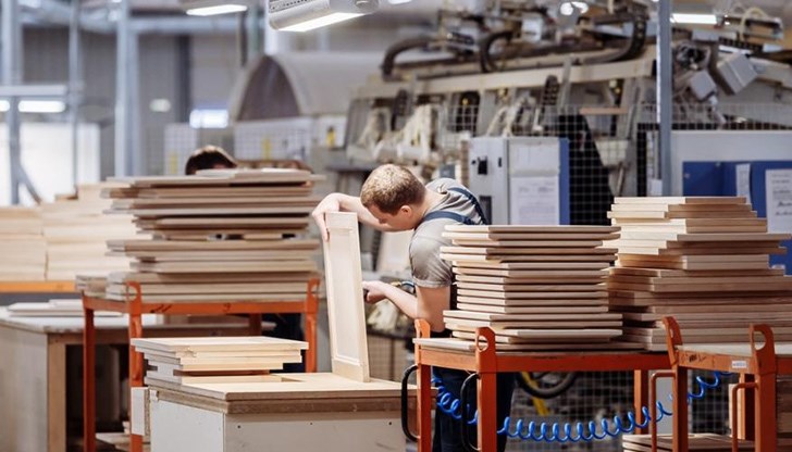 Производството на мебели е по-засегнат сектор от автомобилната промишленост през март 2020 година