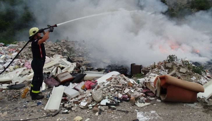 Пожарните екипи са гасили запалени отпадъци на нерегламентирано сметище в Русе