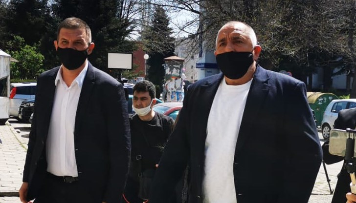 Катастрофата е гарнирана с навикванията и обидите на Онуй към гражданите, че са нещастници и тулупи, а мисирките отразяват новината с възторг! Катастрофата е гарнирана с навикванията и обидите на Онуй към гражданите, че са нещастници и тулупи, а мисирките отразяват новината с възторг!