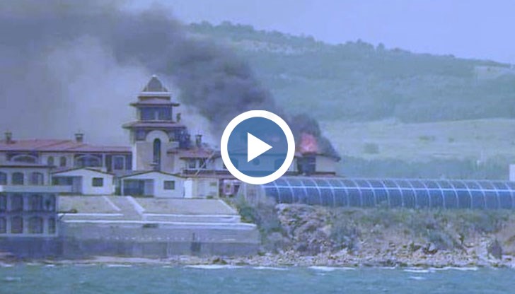 Четири пожарни коли се включиха в гасенето, което беше затруднено заради ниското водоподаване в района