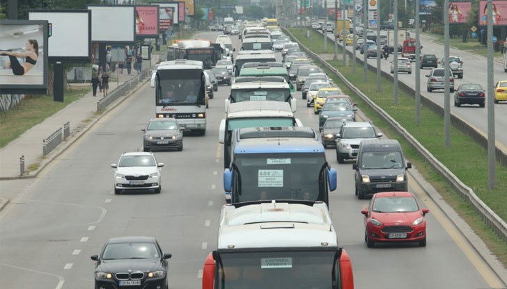 В пет града изправените пред фалит собственици на фирми излязоха на протестни автошествия В пет града изправените пред фалит собственици на фирми излязоха на протестни автошествия