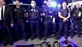 Гневни полицаи в цяла Франция хвърлиха белезниците си на земята