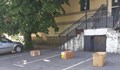 Кашони "пазят" сенчести места на обществен паркинг в Русе