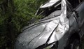 Кола излетя от пътя и се заби в дърво на път в Пазарджишко