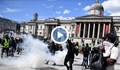Вижте сблъсъците между протестиращи и полиция в Лондон