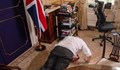Борис Джонсън прави лицеви опори за здраве, докато нашият премиер спи с кюлчета злато