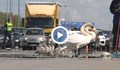 Полицейски ескорт за пресичане на семейство лебеди