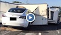 Tesla с включен автопилот се заби в преобърнат камион