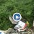 Общински служители изхвърлят боклуци в дефилето на река Искър
