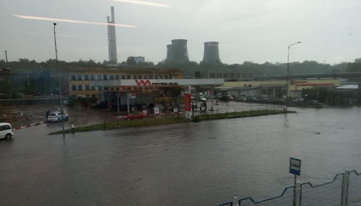 Кръговото на Дунав мост бе потопено, а наводненията там продължаваха и по протежението на булевард "Тутракан"