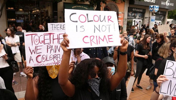 Млади хора се събраха на протест, осъждайки проявите на расизъм у нас и по света