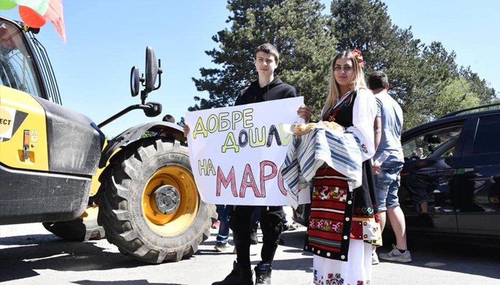 Пътят е осеян с дупки и стари кръпки