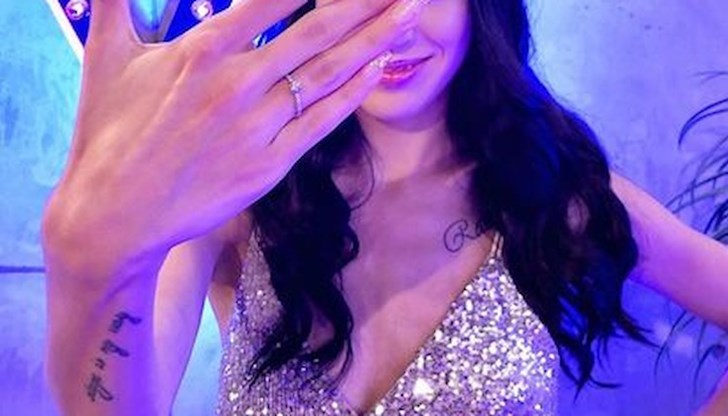 Дългогодишният приятел на гласовитата брюнетка падна на колене и подари красив годежен пръстен