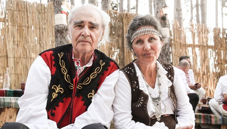 Преди 4 години писателят изненада приятелите и почитателите си, като се ожени за актрисата Райна Василева Преди 4 години писателят изненада приятелите и почитателите си, като се ожени за актрисата Райна Василева