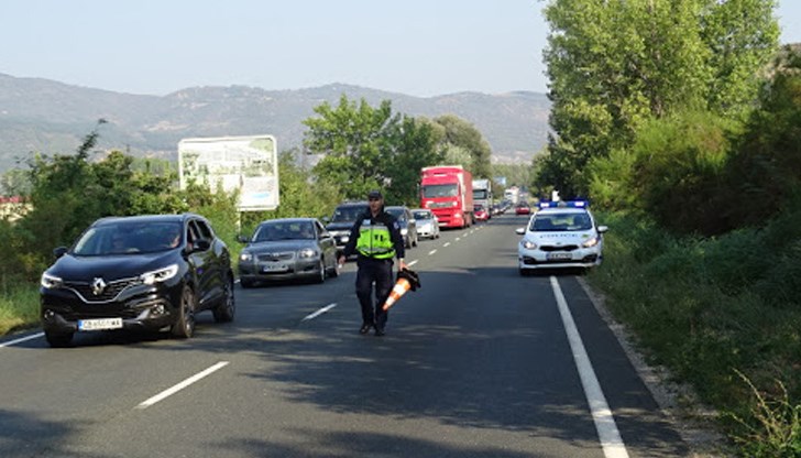 В момента движението се регулира от екипи на „Пътна полиция” В момента движението се регулира от екипи на „Пътна полиция”