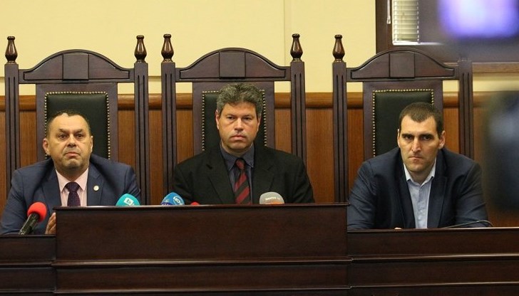 Преди седмица двамата служители на МВР бяха задържани по обвинение, че от името на магистрат са настоявали за рушвет, за да не бъдат разследвани каналджии Преди седмица двамата служители на МВР бяха задържани по обвинение, че от името на магистрат са настоявали за рушвет, за да не бъдат разследвани каналджии