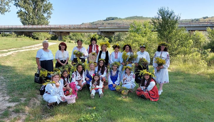 В ритуала се включиха участници от три поколения