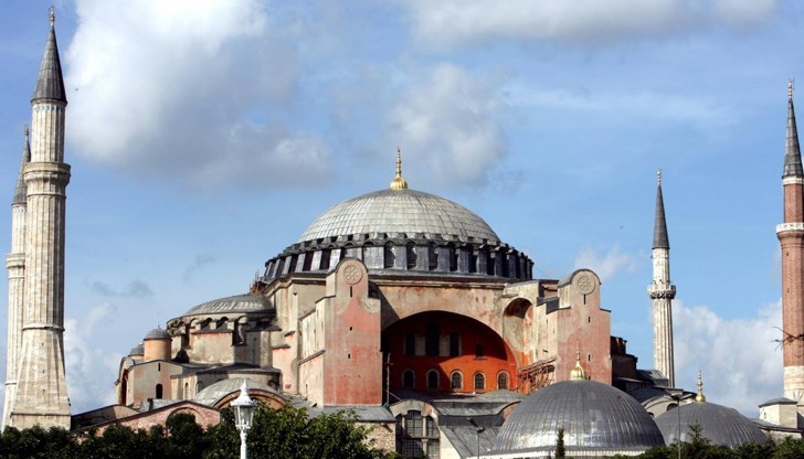 Лидерът на Партията на националистическото действие  заяви: „По Божията воля, от „Св. София“ ще се носи не звук на камбана, а езанът"