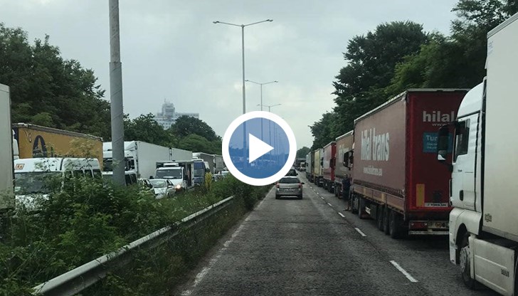 Дори на 30 км преди Русе екипи на "Пътна полиция" спират шофьорите и ги съветват да търсят обходни маршрути